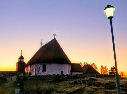 Kökarin valkoseinäinen kirkko auringonlaskussa