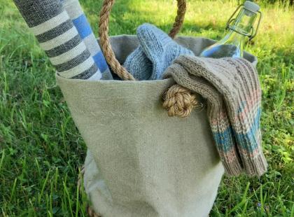 Merineuleen tuotteita korissa.