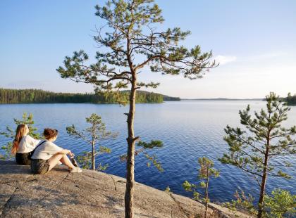 Norppapolku - kalliolla ihmisiä, järvi