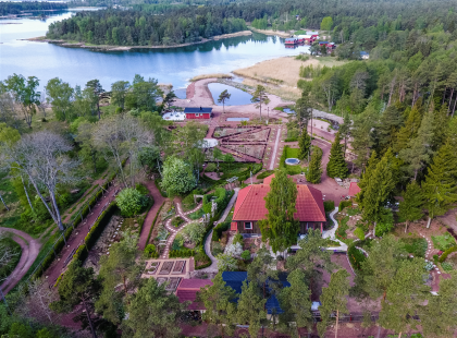 Senses puutarha ilmakuva - puita, polkuja, rakennuksia, meri