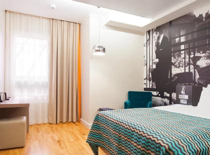 Lahden Seurahuoneen yhden hengen huone.