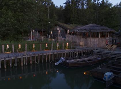 Tunnelmakuva laituri ja veneet Herrankukkarossa.