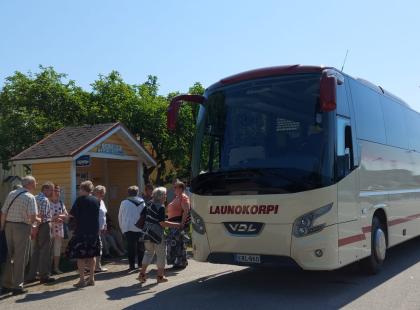 Launokorven bussi ja ihmisiä.