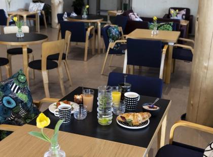 Finlandia Café&Winen ruokasali sisustettu suomalaisella designilla.