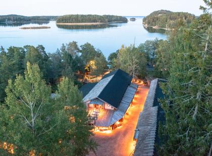 Herrankukkaro ja saaristo ilmasta kuvattuna.