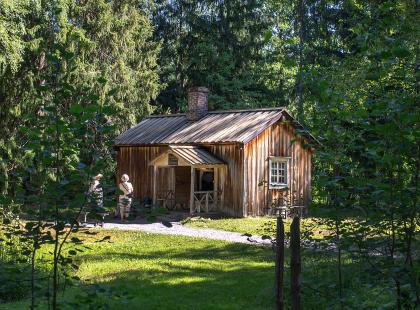 Aleksis Kiven pieni puinen kuolinmökki.