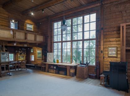 Taiteilijan työtilan suuret ikkunat.