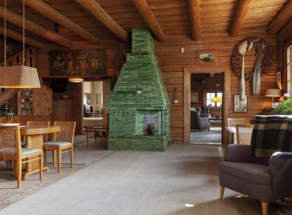 Ainolan sisustusta ja vihreä takka.