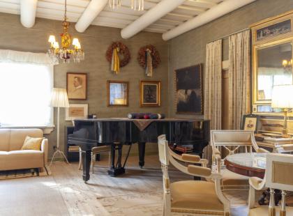 Ainolan tauluja ja flyygeli.