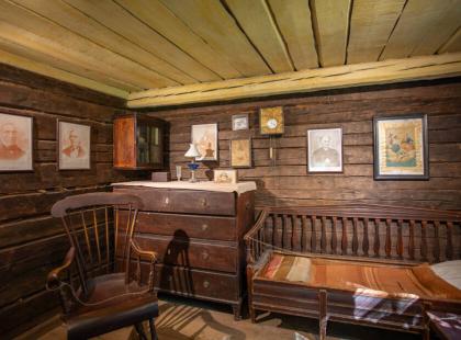 Aleksis Kiven kuolinmökin tupa.