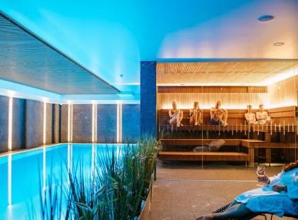 Hestia Hotel Haapsalun spa-oasatolla ihmisiä saunassa ja altaalla.