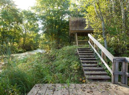 Penijoen luontopolulla joki ja näköalapaikka.