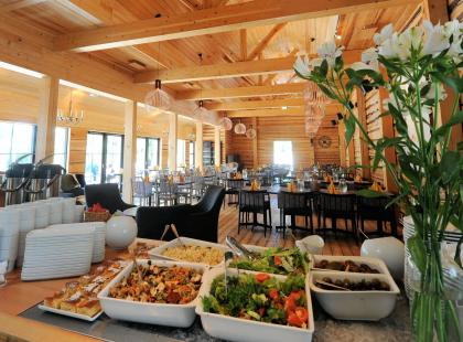 Kesäravintola Mankelin sali ja salaattibuffet.