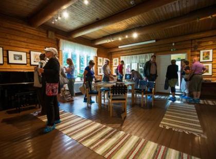 Taiteilijakoti Erkkolan sali.