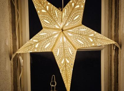 Valotähti ikkunassa.