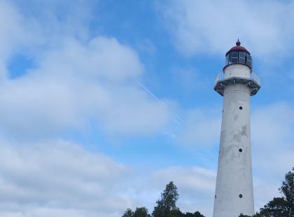 Saxbyn valkoinen majakka.