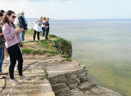 Ihmisiä Türisalun törmän näköalapaikalla.