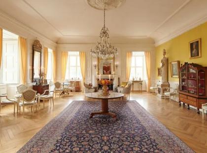 Egeskovin linnan vaalea sali.