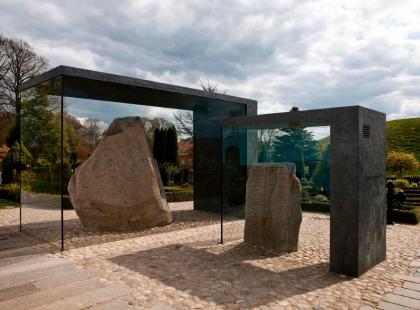 Kongernes Jellingin suuria riimukiviä ulkona.