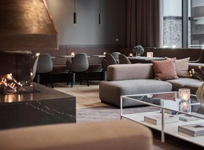 Hotel Odeonin aulassa sohvia ja takka.