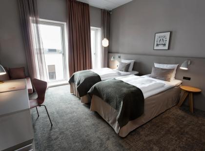 Hotel Odeonin kahden hengen huone parivuoteella.