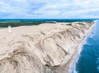 Rubjerg-Knuden majakka dyynien päällä Pohjanmeren rannalla.