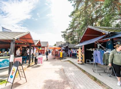 Punaisia myyntikojuja Nauvon satamassa.