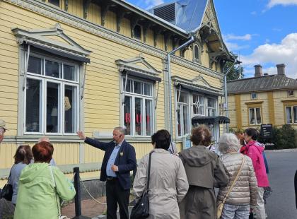 Naantalin Vanhassakaupungissa opas ryhmän kanssa.