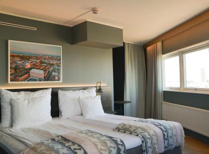 Quality Hotel The Millin kahden hengen huone parivuoteella.