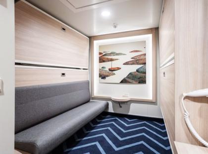 Viking Gloryn ikkunaton sisähytti.