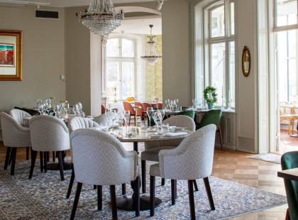 Sofieron linnan ravintolasali.