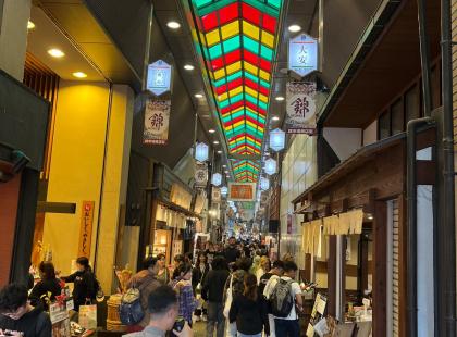 Kioto Nishiki market tarjoaa perinteisiä japanilaisia herkkuja.