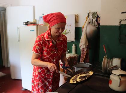 Viron ulkoilmamuseossa nainen tekemässä ruokaa.