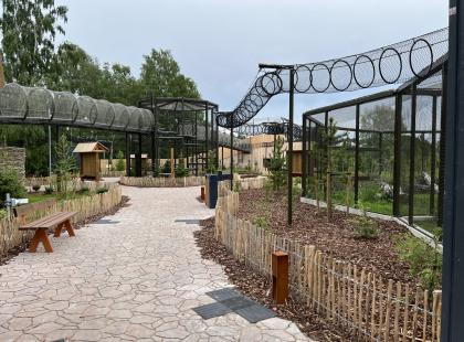 Tallinnan eläintarhan aitauksia.