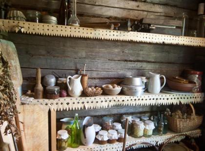Viron ulkoilmamuseossa astioita ja hillopurkkeja hyllyillä.