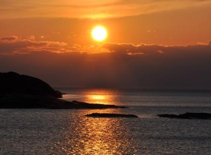 Auringonlasku merellä.