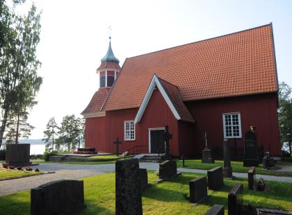 Angelniemen punainen puukirkko.