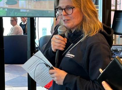 Yrittäjä Kaisa Launokorpi puhumassa tapahtumassa.