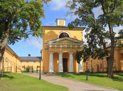 Wiurilan kartanon keltaiset rakennukset