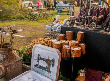 Erilaisia tuotteita myyntikojussa.