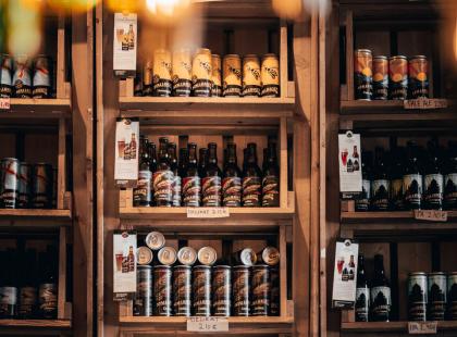 Stallhagenin oluita hyllyssä.