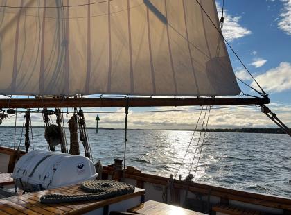 Kaljaasi Ihana seilaa merellä.