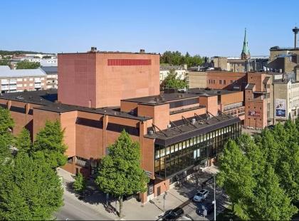Tampereen Työväen Teatterin punatiilinen rakennus.
