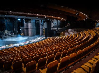 Teatterin suuri näyttämö.