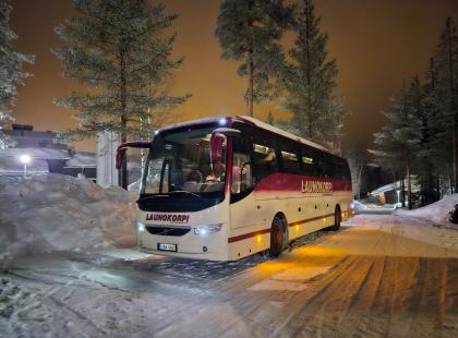 J&M Launokorpi bussin kuva lumisessa maisemassa.