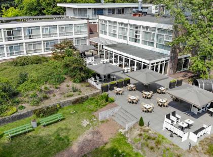 Hotel Fletcher Amersfoortin rakennus ja terassit.