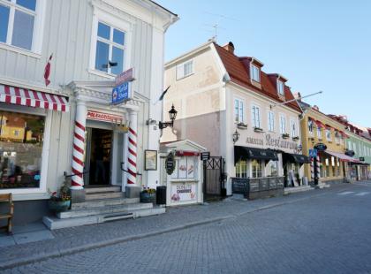 Grännan erivärisiä taloja.