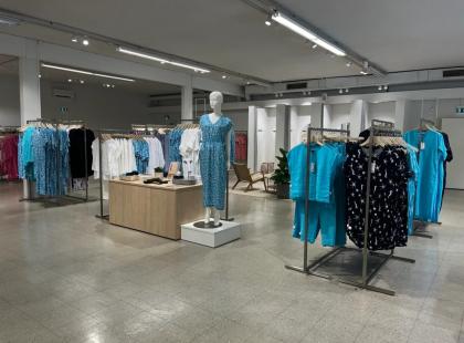 Nanso Outlet Penkolan vaatemyymälä sisältä.