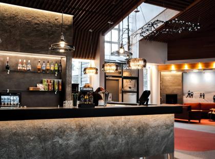 Hotelli Ylläsrinteen lobby.