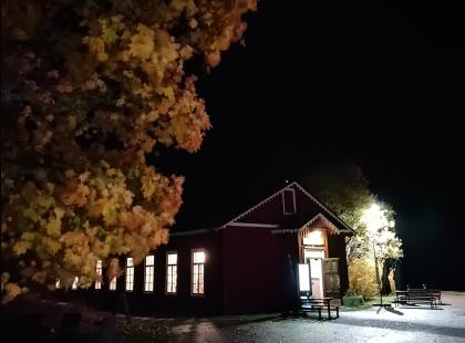 Ravintola 12" syyspimeällä. ©Matka-Launokorpi/Jenni Kosunen.